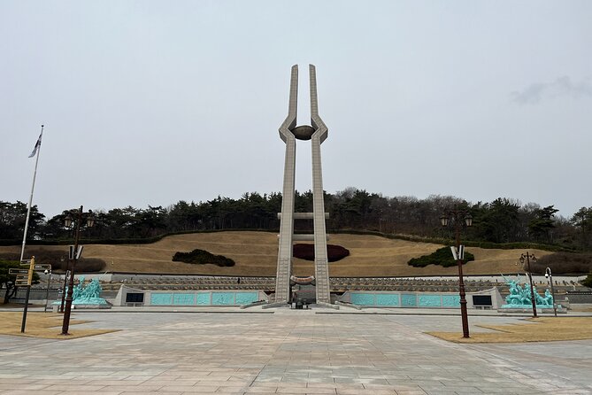 3-Day Korea Western course by K-shuttle Tour from Seoul to Busan - Day 1: Songsan-ri Royal Tombs, Gongsanseong Fortress, and Jeonju Hanok Village