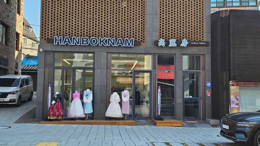 Changdeokgung Hanbok Experience at hanboknam - Storage and Logistics: Keeping Your Day Uncluttered