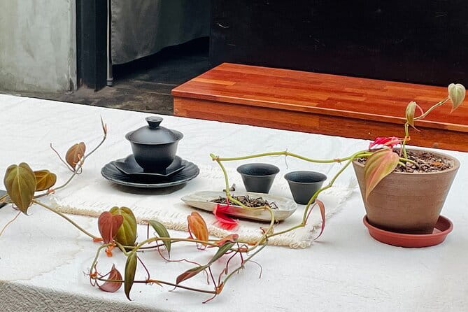Contemporary & Retro Seoul Private Tour with Local Food Tasting - Cheonggyecheon and Dongdaemun: a calm pause between city energy
