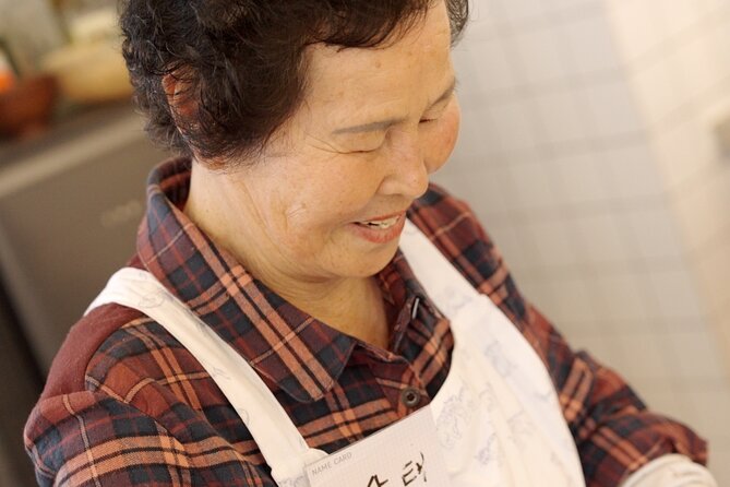 Flavors of Seoul: Grandma's Handmade Noodles to Night Market Tour - Euljiro-dong’s Eating Streets: From Old Eateries to Modern Drinks