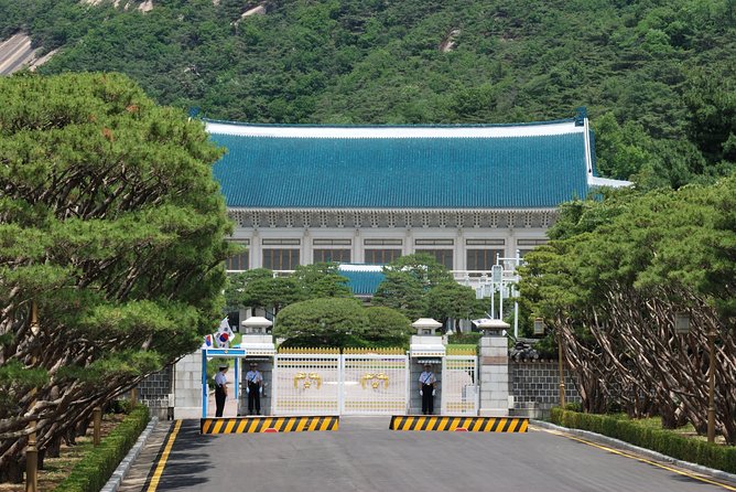 Gyeongbok Palace and Korean Folk Village Tour - Jogyesa Temple: Peace and Contrast in a Busy City