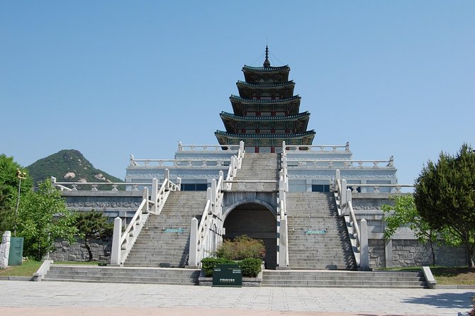 Gyeongbok Palace and Korean Folk Village Tour - Lunch at a Traditional Korean Restaurant with Plant-Based Options