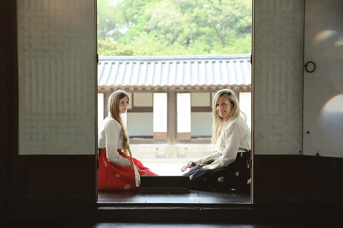 Gyeongbokgung Hanbok Photoshoot - Why this hanbok photoshoot feels easier than “please take our picture”
