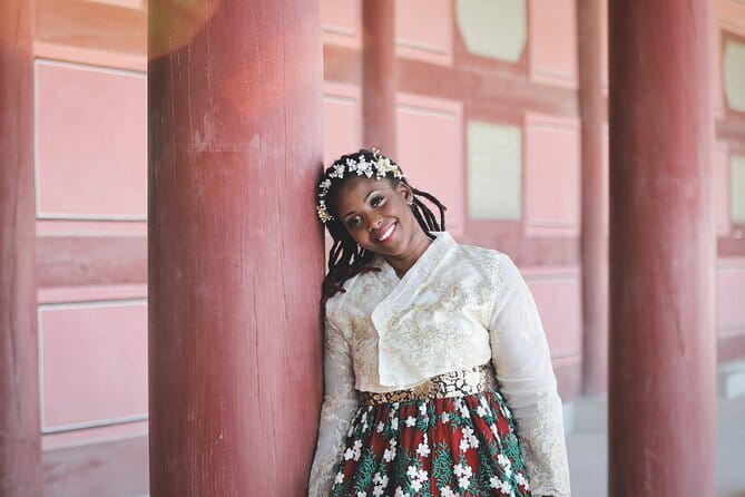 Gyeongbokgung Hanbok Photoshoot - Entering Gyeongbokgung: a guided photo shoot walk you can actually enjoy