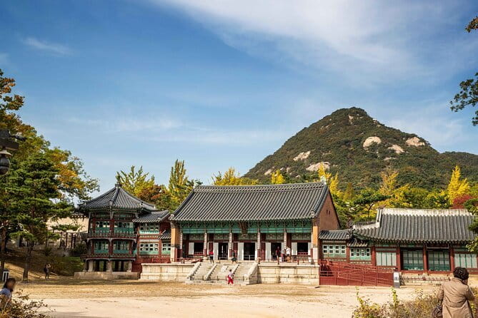 Gyeongbokgung Palace & Bukchon Village Walking Tour - What to look for inside the palace grounds