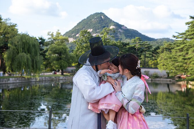 Gyeongbokgung palace family/group private photoshoot - Meet Jun at Yes Hanbok: the easy start near Gyeongbokgung Station