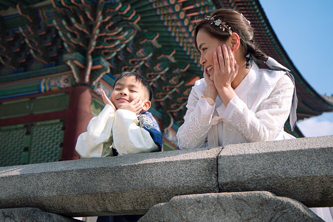 Gyeongbokgung palace family/group private photoshoot - Price and logistics: what you’re really paying for