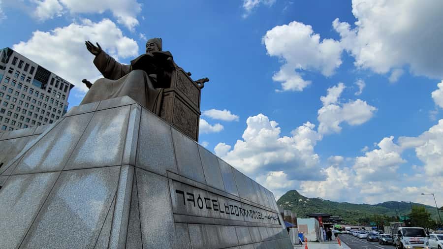 Gyeongbokgung Palace, Jogyesa Temple and Bukchon village - The guide makes it: English teaching, patience, and smart surprises
