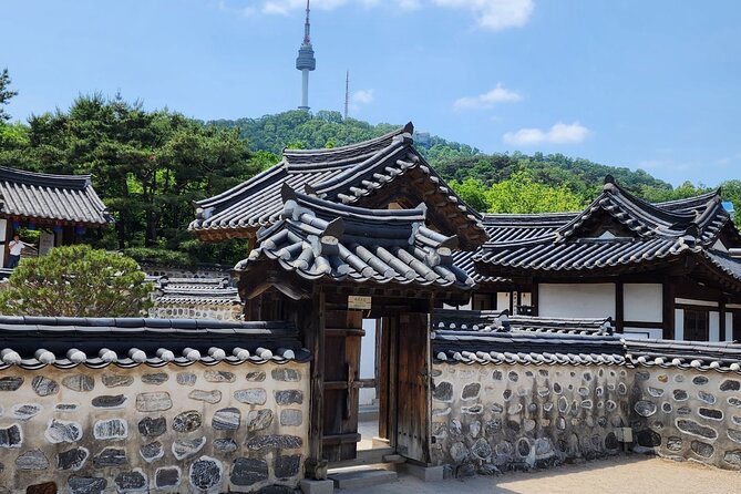 Highlights of Seoul Tour in Seoul: Deoksugung & N Seoul Tower - Deoksugung Palace and the Royal Guard Changing Ceremony moment