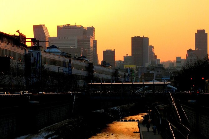 [KoreaByLocal] Authentic Seoul Night Walk and Chicken & Beer - Walking smart with a group of 8