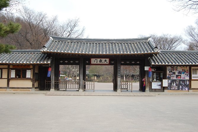 Korean Heritage Tour: Palaces and Villages of Seoul Including Gyeongbokgung Palace - Korean Folk Village: crafts you can watch (and remember)