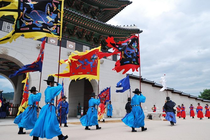 Korean Palace and Temple Tour in Seoul: Gyeongbokgung Palace and Jogyesa Temple - Ginseng center and City Hall: where the time goes
