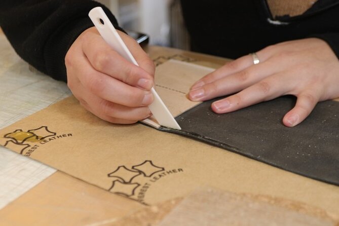 Leather Products Workshop in Seoul - Saddle stitching: the traditional method you’ll practice