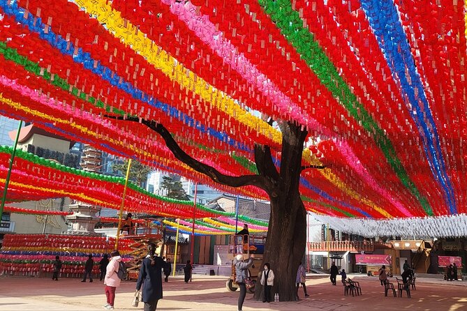 Private Seoul City Tour Palace, village, temple, market - Jogyesa Temple: the calm kickoff (and free time to reset)