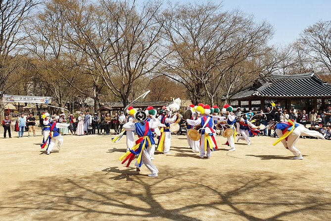 Private Tour : Royal Palace & Traditional Villages wearing Hanbok - Insadong lunch and the highway ride to Yongin