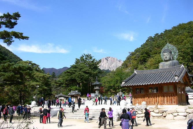 Seoraksan National Park Ulsanbawi Hiking from Seoul - Shinheungsa temple and the bronze Buddha: more than a photo stop