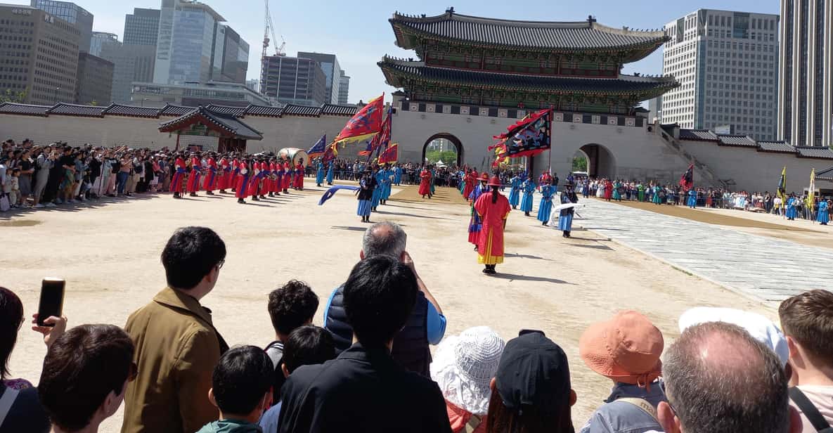Seoul: 4-Hour Guided Tour to Palace, Bukchon, Jogyesa Temple - Gyeongbokgung Palace: Confucian Korea in stone, symmetry, and rules