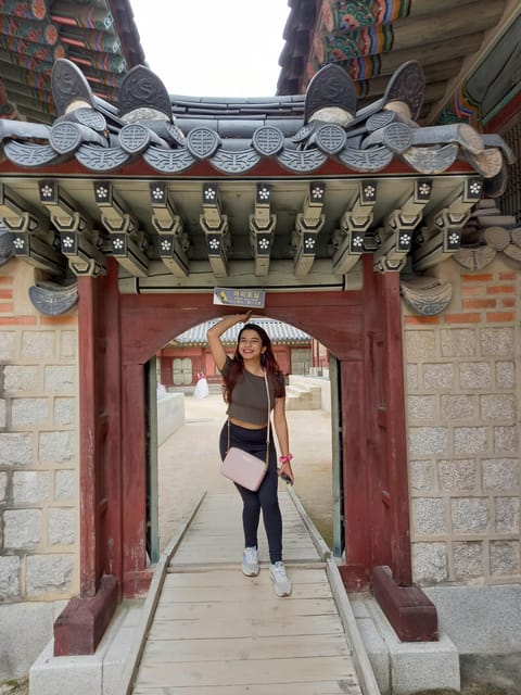 Seoul: 4-Hour Guided Tour to Palace, Bukchon, Jogyesa Temple - What the guide does especially well (and why you should care)