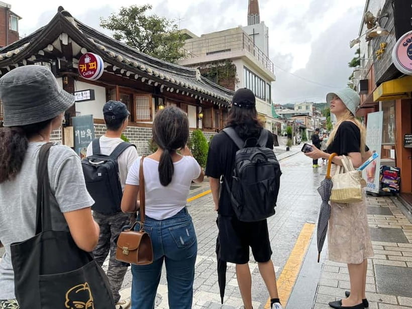 Seoul: Bukchon Hanok Village Walking Tour - How a 600-year-old neighborhood shapes your walk north of Cheonggyecheon