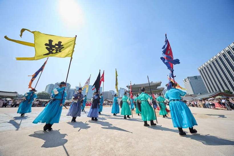 Seoul: Bukchon Village, Gyeongbokgung, Gwangjang Market - Bukchon Hanok Village: hanok alleys and picture-perfect rooftop lines