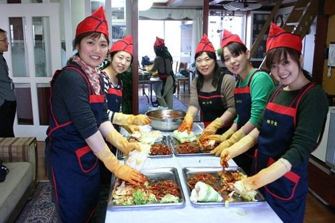 Seoul Cultural Tour - Kimchi Making, Gyeongbok palace with Hanbok - Hanbok shopping is actually learning: how the photo moment becomes etiquette