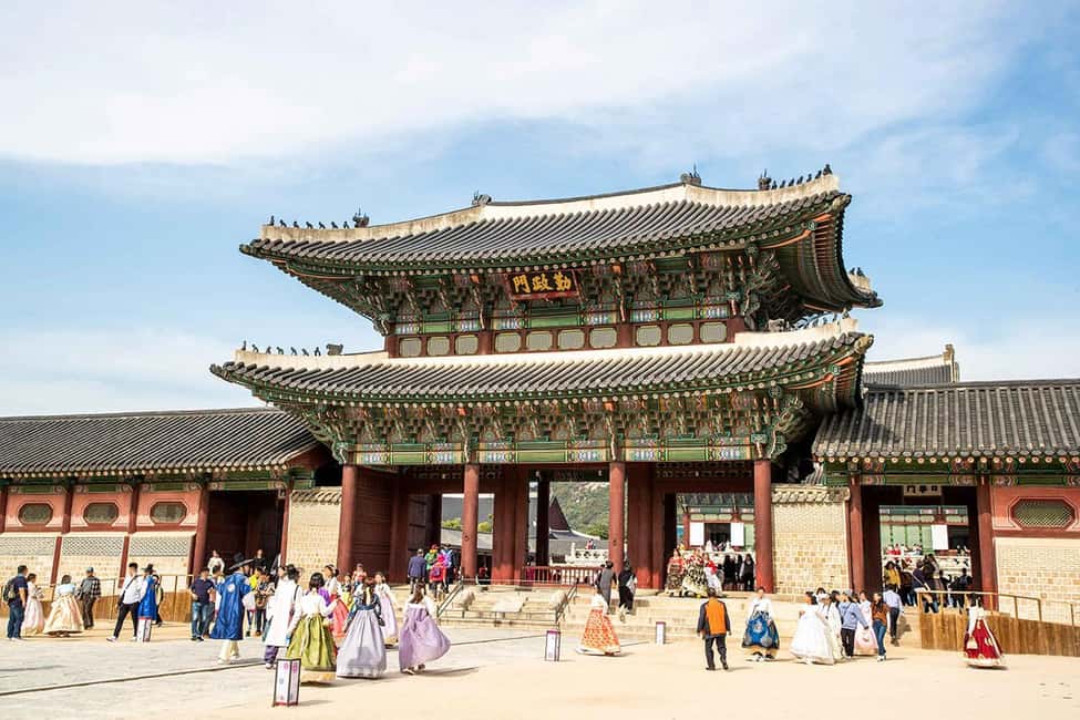 Seoul Day Tour: Gyeongbok Palace, Bukchon, Gwangjang Market - Gyeongbokgung Palace at Dusk: Courtyards, Atmosphere, and Demon Hunters Connections