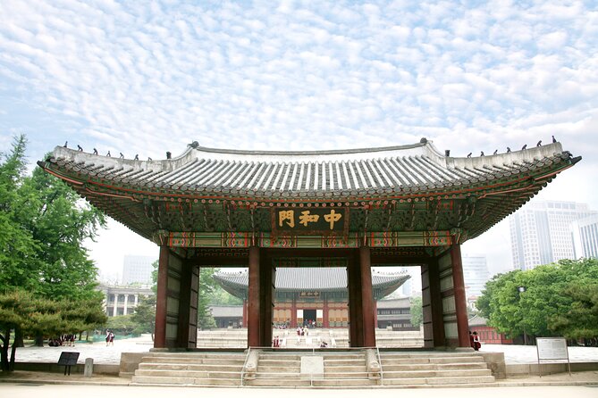 Seoul: Deoksugung Palace Night Tour - Deoksugung at dusk: the night tour advantage