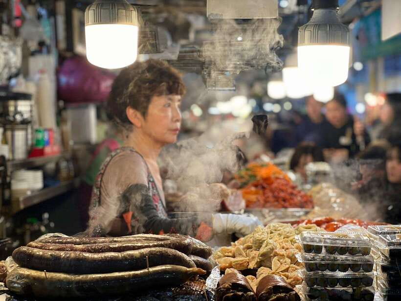 Seoul: Fearless Foodie Gwangjang Market Food Adventure - What You’ll Eat: Sundae, Crispy Mungbean Pancake, and Other Small-Plate Classics