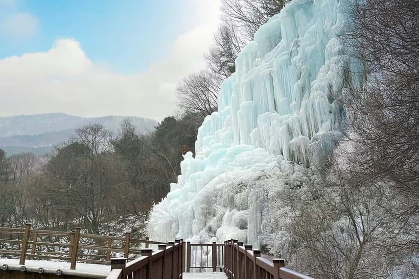 Seoul: Full-Day Winter Trip Ski Resort, Ice Valley, Namiseom - Eobi Ice Valley: Short Time, Big Visual Payoff