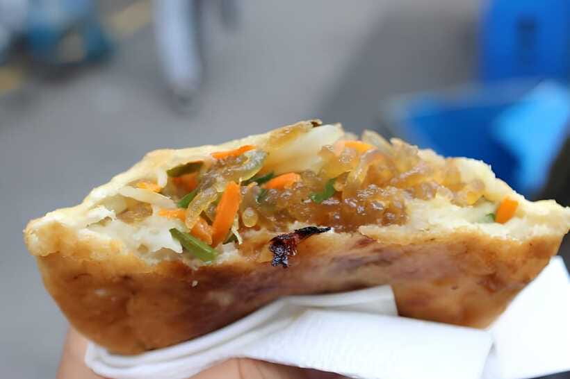 Seoul: Guided Street Food Tour at Namdaemun Market - Sungnyemun Gate photo stop: food breaks with real context