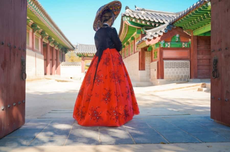 Seoul: Gyeongbokgung / Hanok Village / N Seoul Tower - Gyeongbokgung in hanbok: the royal core that still feels real