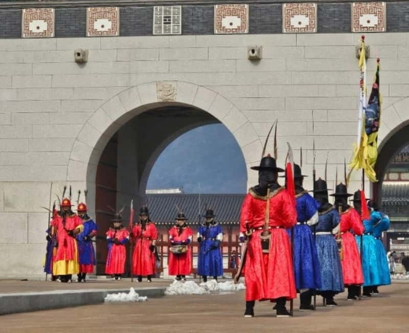 Seoul: Gyeongbokgung, Lotte Tower & Gangnam Trendy Day Tour - A pass by the Blue House, then on to Bukchon Hanok Village