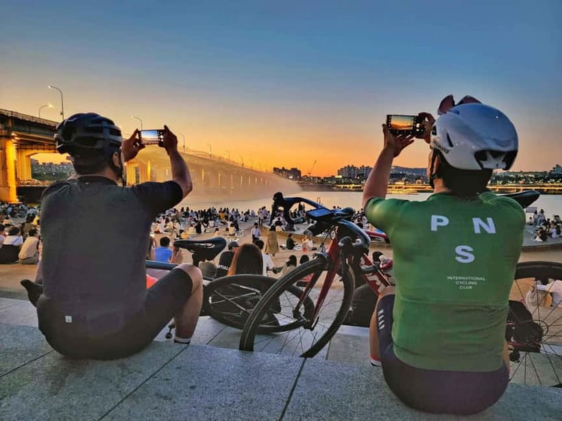 Seoul: Han River Sunset Bike Tour with Rainbow Fountain Show - Banpo Hangang Park break: where the fountain feels close (and a bit magical)