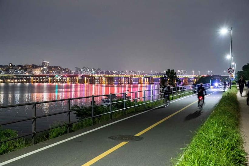Seoul: Han River Sunset Bike Tour with Rainbow Fountain Show - Nodeul Island photo stop: big panoramas in a shorter moment