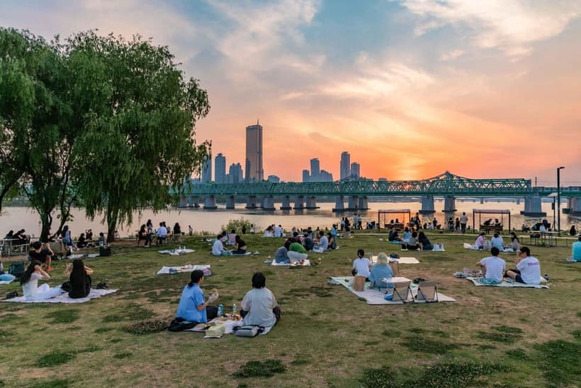 Seoul: Han River Sunset Bike Tour with Rainbow Fountain Show - Bike, distance, and timing: what 14 km feels like in real life