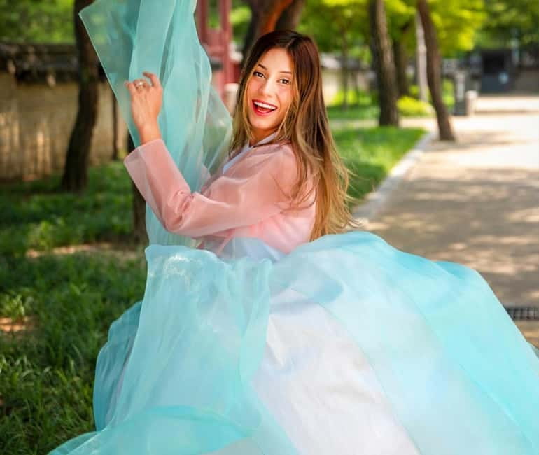 Seoul: Hanbok Photo Tour at Gyeongbokgung Palace - Meet at Daehan Hanbok, Then Get Fitted Like a VIP