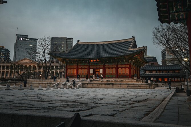 Seoul History Tour: Dark Past & Market Street Flavors - Dilkusha and Albert Taylor: the surprising role of an American journalist