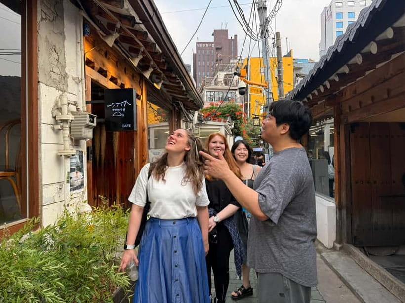 Seoul: Jongno 3-Ga and Ikseon-Dong Tour with Street Food - The 10-Minute Photo Stop: Quick Orientation, Not Tour Padding