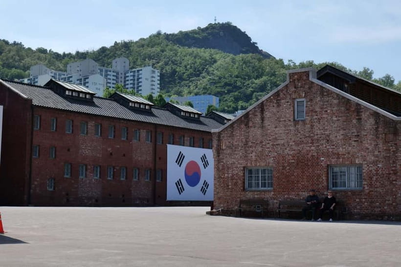 Seoul: Korea Dark History Tour at Seodaemun Prison - Seodaemun Prison and Independence Gate: what this 2-hour walk teaches
