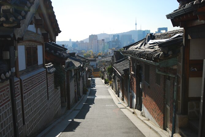 Seoul Private Tour Gyeongbok Palace Bukchon and Gwangjang Market - Cheongha Korea Ginseng Museum: A Short Cultural Stop That Moves Fast