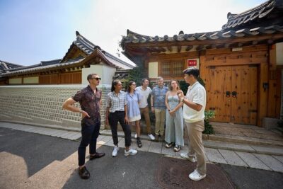 Seoul Royal Palace,Bukchon Hanok Village & Gwangjang Market Feast - Blue House photo passes: quick views from the palace district
