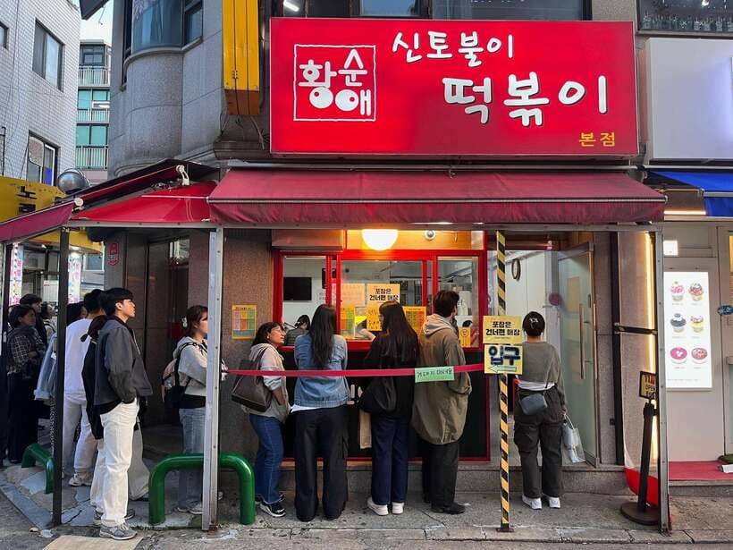 Seoul Sunrise & Sunset Hike + Temple & K-Food Adventure - Guides and group size: how the pacing stays friendly