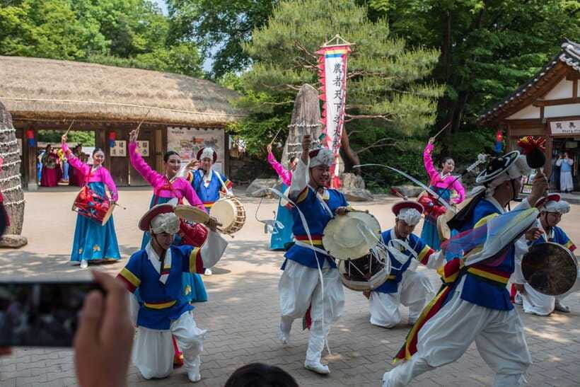 Seoul: Suwon Hwaseong, Folk Village, & Starfield Library - Hwaseong Haenggung Palace: Joseon-era royalty with live performance energy