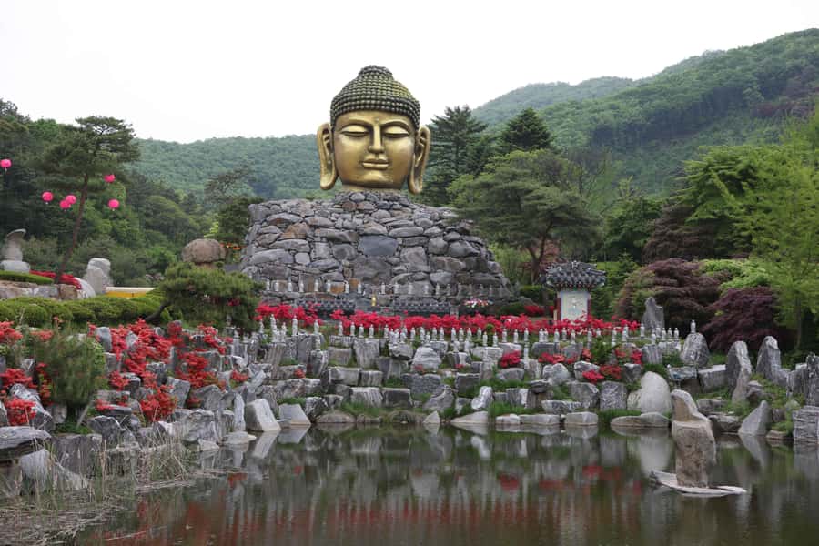 Seoul : Suwon Hwaseong Fortress+Starfield Library+Waujeongsa - Waujeongsa Temple: quiet time with a huge gold-leaf Buddha