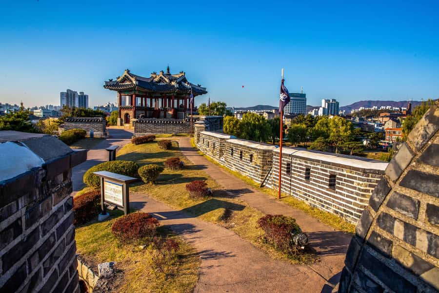 Seoul : Suwon Hwaseong Fortress+Starfield Library+Waujeongsa - Hanbok, kimbap, and gim: the hands-on finish that makes it stick