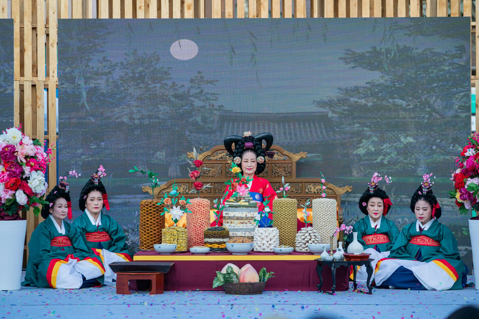 Seoul: The 62nd Suwon Hwaseong Cultural Festival Day Tour - The guide matters: English & Chinese support, plus royal and drama context