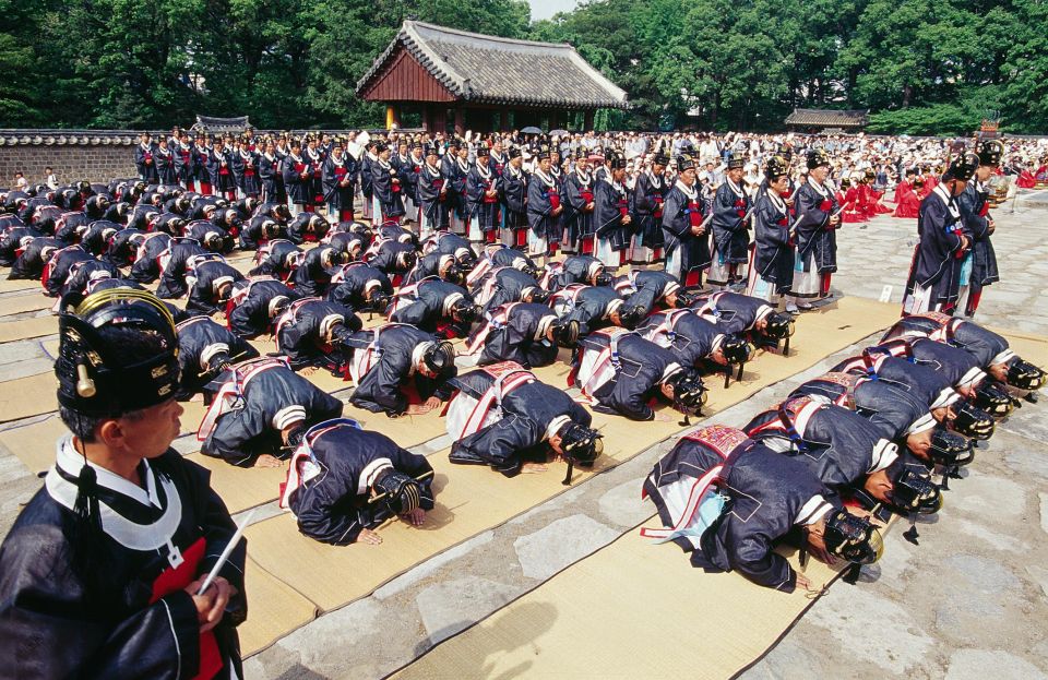 Seoul: UNESCO Sites tour: Palace, Shrine & Bukchon Village - Morning Start in Myeongdong: timing, transit, and what the day feels like