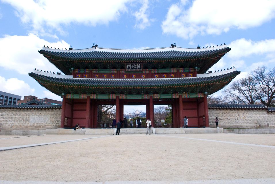 Seoul: UNESCO Sites tour: Palace, Shrine & Bukchon Village - Changdeokgung Palace (or Gyeongbokgung on Mondays): gardens plus royal architecture
