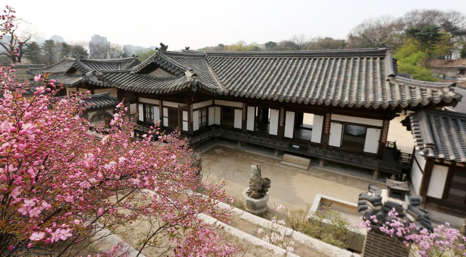 Seoul: UNESCO Sites tour: Palace, Shrine & Bukchon Village - Cheongha Korea Ginseng: a cultural stop that fits the day