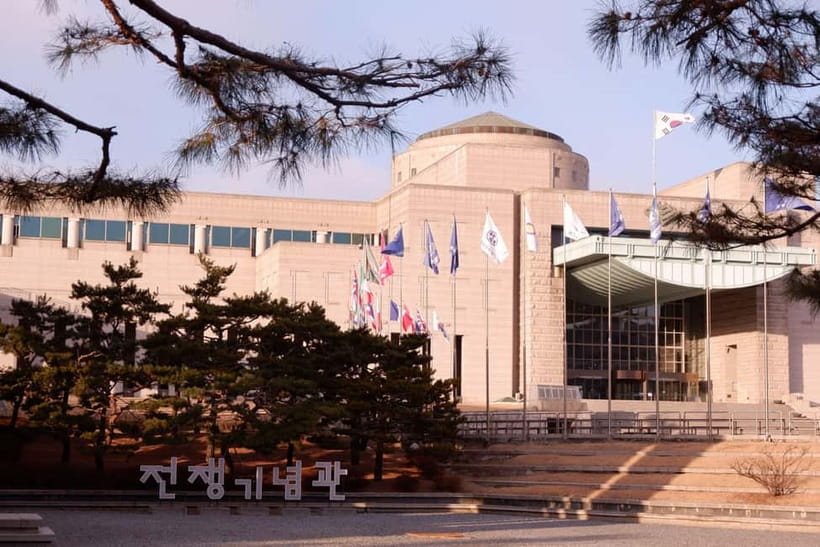 Seoul: War Memorial, Jogyesa Temple & Tapgol Park Tour - The included lottery moment: playful, not a theme-park gimmick